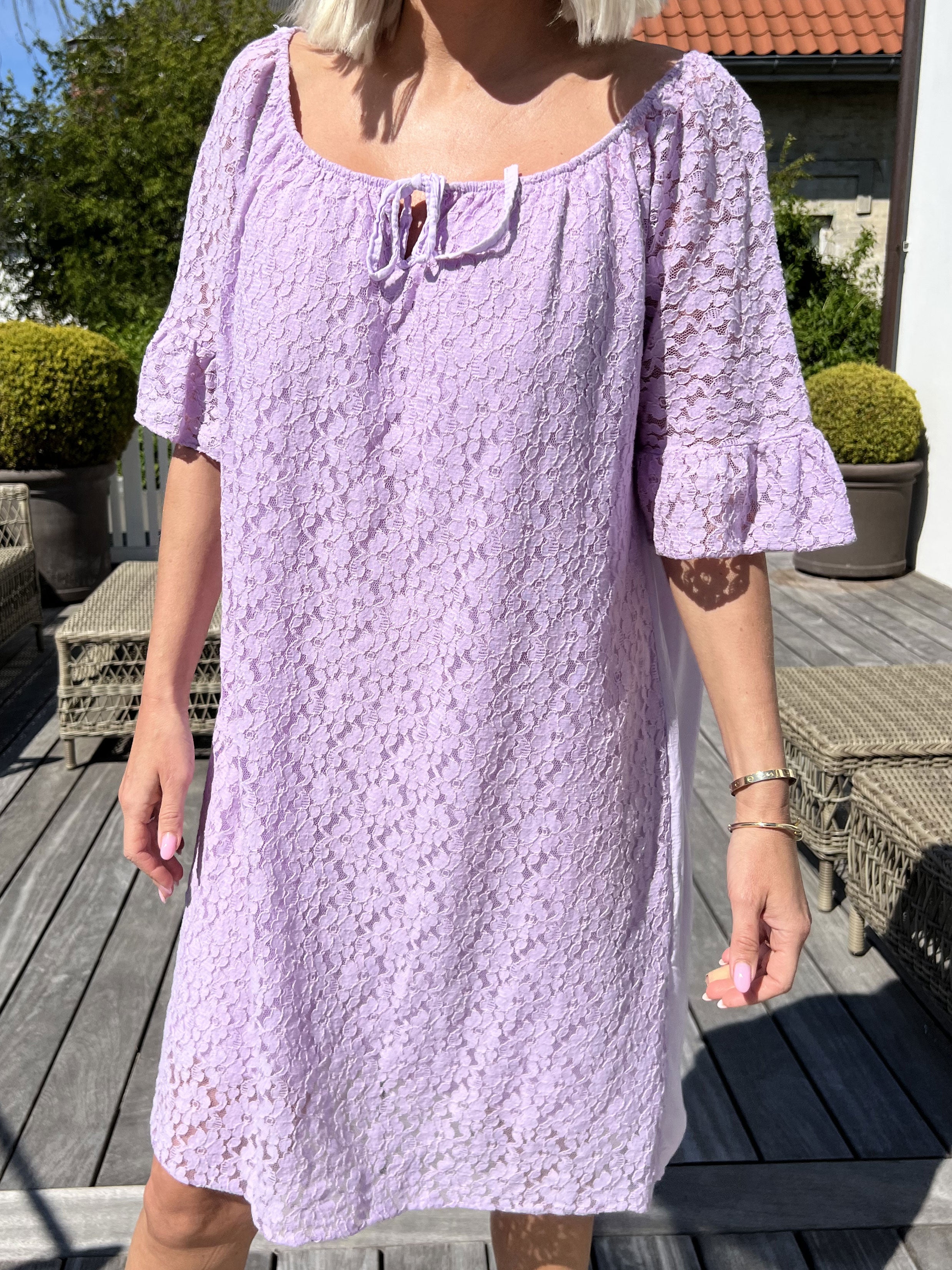 Arisha - Söt spetsklänning med resår i halsringning